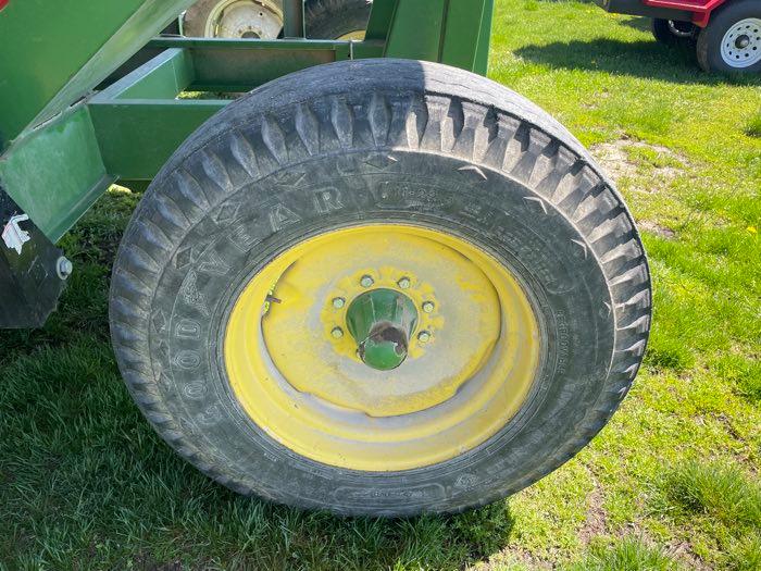 DEMCO GRAVITY WAGON W/AUGER