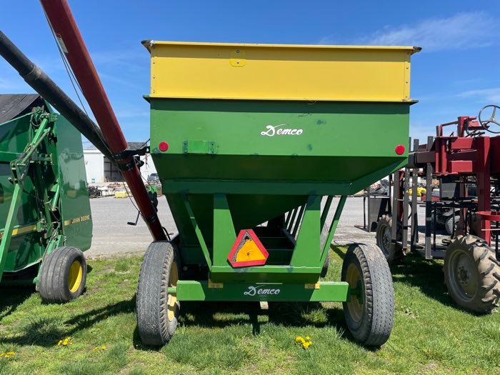 DEMCO GRAVITY WAGON W/AUGER