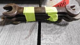 SET OF IH WRENCHES