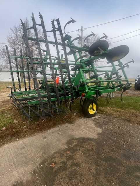 JD 980 FIELD CULTIVATOR W/ SPIKE BAR HARROW, 24'