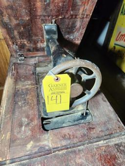 Vintage Singer Sewing Machine in Wood Cabinet