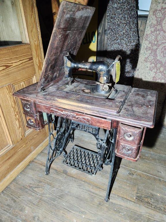 Vintage Singer Sewing Machine in Wood Cabinet