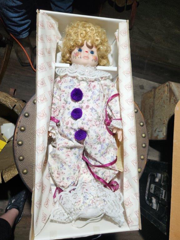 Dynasty Doll Collection 16" Dimples Clown Porcelain Doll in Excellent Condition in Original Box