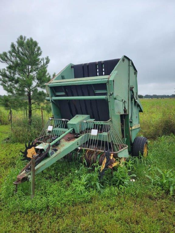 John Deere 510 Round Baler