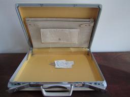 Vtg Samsonite Ladie's Classic I I I Attache Case In Dover White W/ 2 Keys