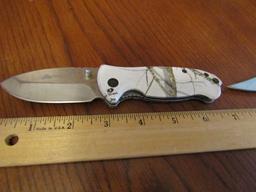 2 Folding Pocket Knives, 1 Is A Mossy Oak