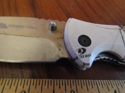 2 Folding Pocket Knives, 1 Is A Mossy Oak