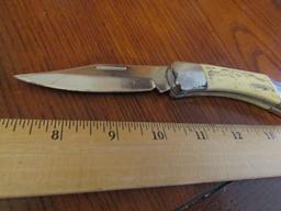 2 Folding Pocket Knives, 1 Is A Mossy Oak