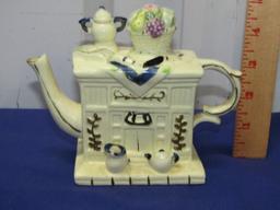 2 Ceramic Teapots