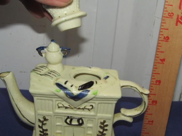 2 Ceramic Teapots