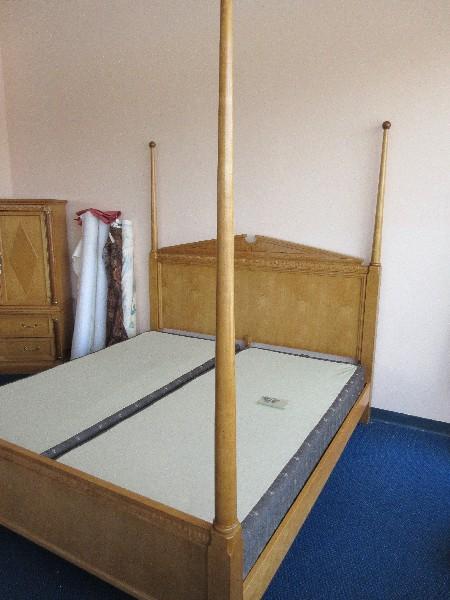 Stanley Furniture Capri Collection Style Maple Wood Tone King Size 4 Poster Bed w/ Side Rails