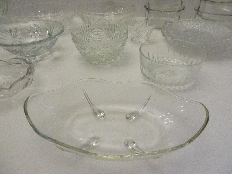Lot - Pressed Glass Medallion Cameo Pattern Bowls, Prescut Pattern Bowls