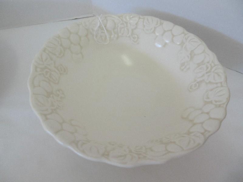 4 pieces - Metlox-Poppytrail Antique Grape White Pattern Embossed Grape Design