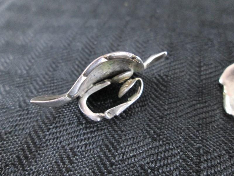 Pair - Leaf Design Snap-Back Earrings