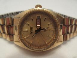 Seiko Quartz Ladies Wrist Watch w/ Date & Day Display Gold Tone
