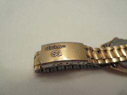Seiko Quartz Ladies Wrist Watch w/ Date & Day Display Gold Tone