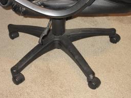 True Seating Concepts Black Executive Swivel Office Desk Chair w/ Padded Arms