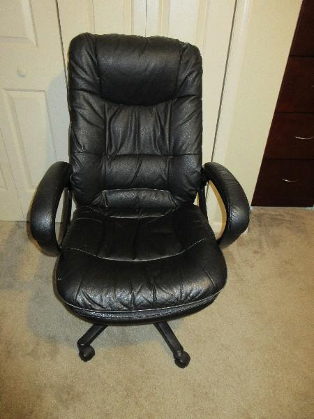 True Seating Concepts Black Executive Swivel Office Desk Chair w/ Padded Arms