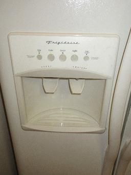White Frigidaire w/ Ice & Water Filtration System Door Dispenser w/ Light SidexSide