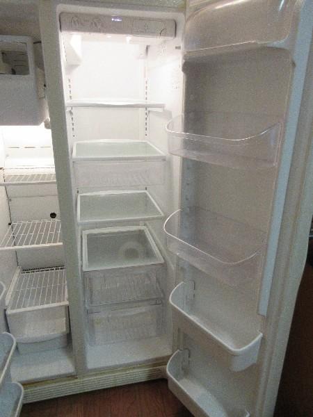 White Frigidaire w/ Ice & Water Filtration System Door Dispenser w/ Light SidexSide