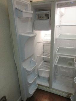 White Frigidaire w/ Ice & Water Filtration System Door Dispenser w/ Light SidexSide