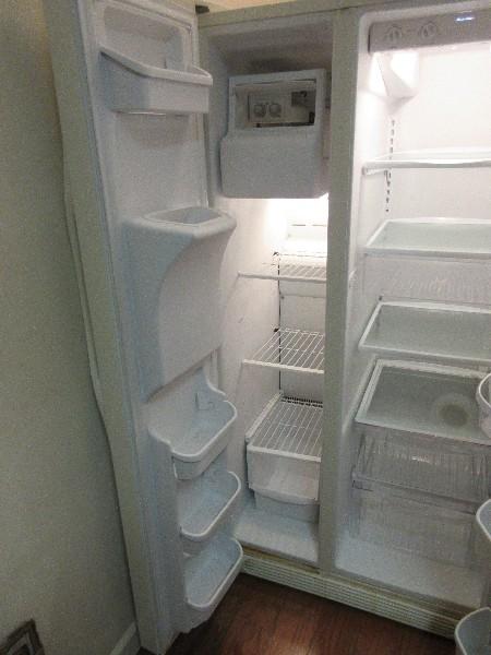 White Frigidaire w/ Ice & Water Filtration System Door Dispenser w/ Light SidexSide