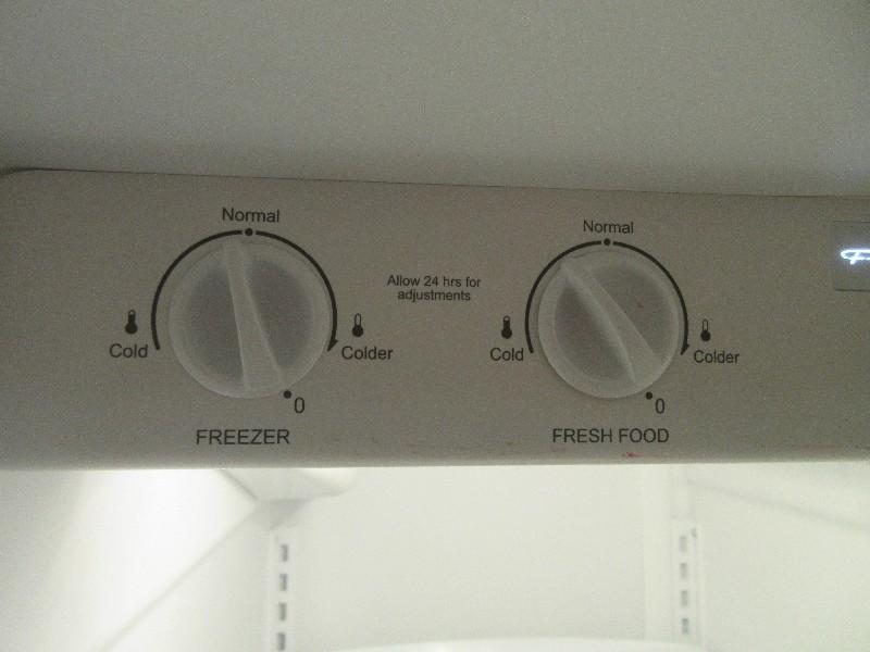 White Frigidaire w/ Ice & Water Filtration System Door Dispenser w/ Light SidexSide