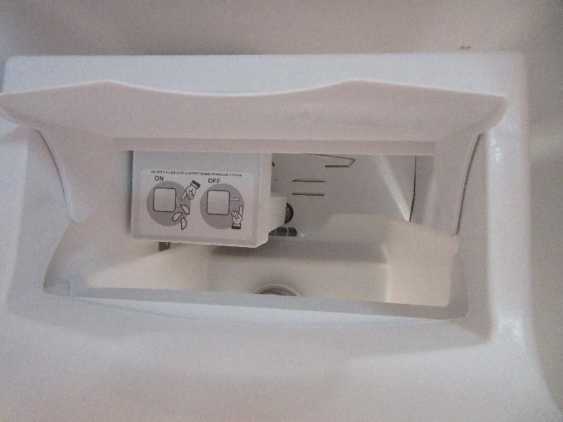 White Frigidaire w/ Ice & Water Filtration System Door Dispenser w/ Light SidexSide