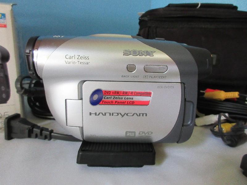 Sony Handy Cam DCR/DVD105 Digital Video Camera Recorder w/ Bag & Cord