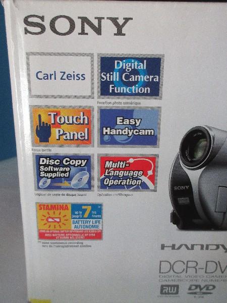 Sony Handy Cam DCR/DVD105 Digital Video Camera Recorder w/ Bag & Cord