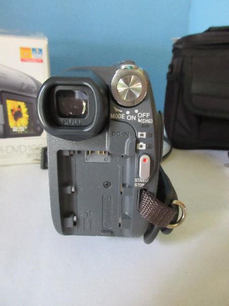 Sony Handy Cam DCR/DVD105 Digital Video Camera Recorder w/ Bag & Cord