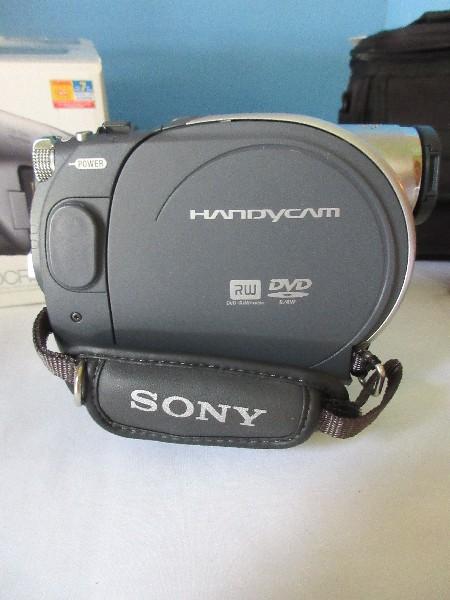 Sony Handy Cam DCR/DVD105 Digital Video Camera Recorder w/ Bag & Cord