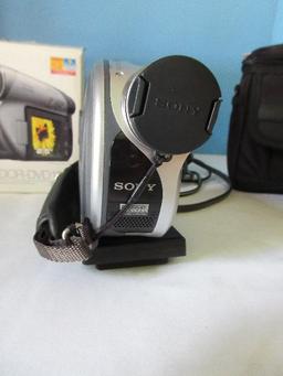 Sony Handy Cam DCR/DVD105 Digital Video Camera Recorder w/ Bag & Cord