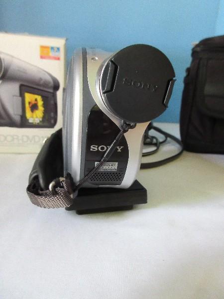 Sony Handy Cam DCR/DVD105 Digital Video Camera Recorder w/ Bag & Cord
