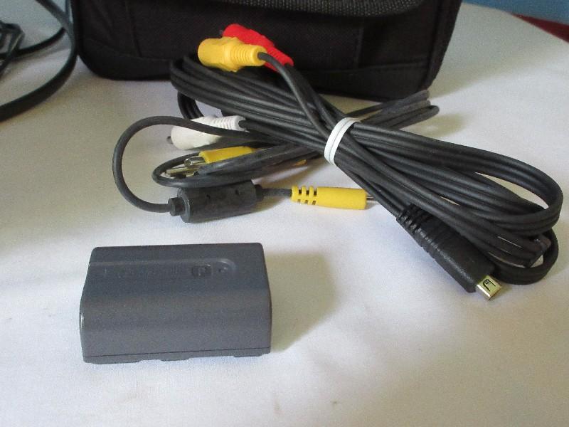 Sony Handy Cam DCR/DVD105 Digital Video Camera Recorder w/ Bag & Cord