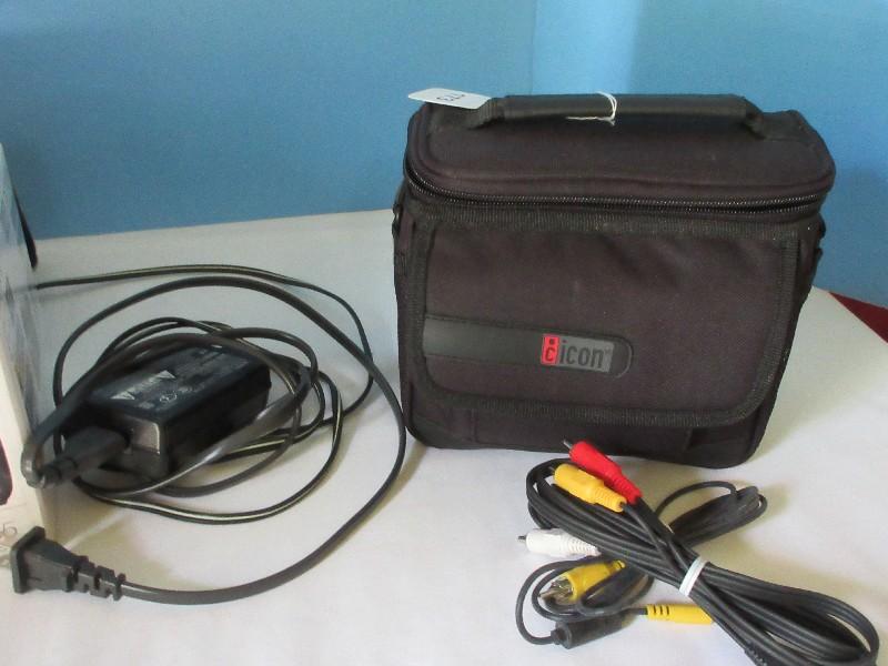 Sony Handy Cam DCR/DVD105 Digital Video Camera Recorder w/ Bag & Cord