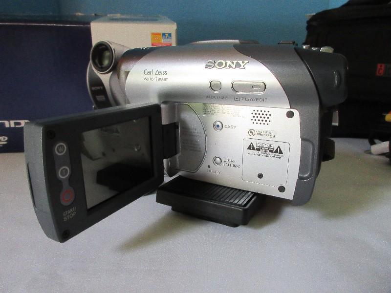 Sony Handy Cam DCR/DVD105 Digital Video Camera Recorder w/ Bag & Cord