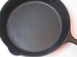 Vintage Cast Iron Frying Pan Skillet w/ Handle & Pour Spouts