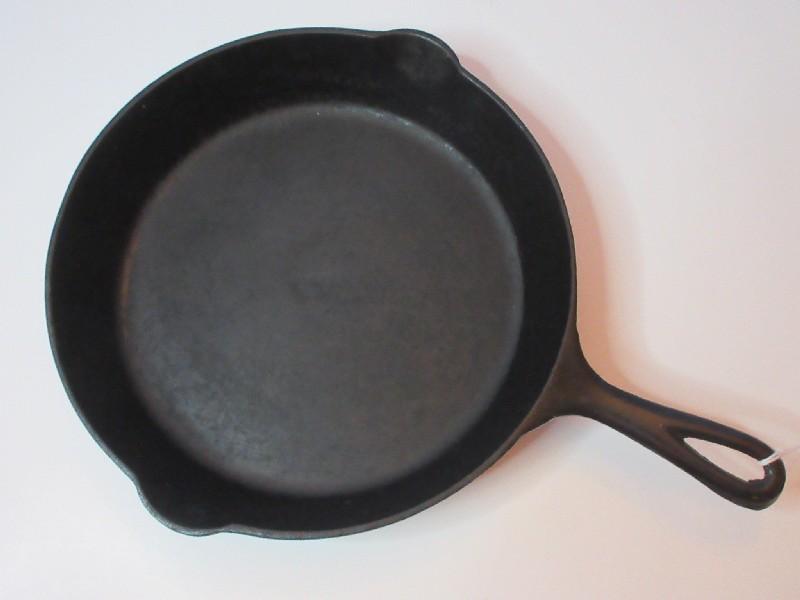Vintage Cast Iron Frying Pan Skillet w/ Handle & Pour Spouts