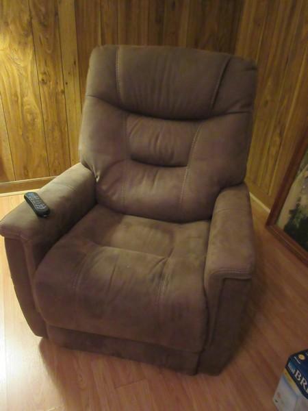 Flexsteel Industries, Inc. Clive Power Lift Recliner with Headrest and Lumbar