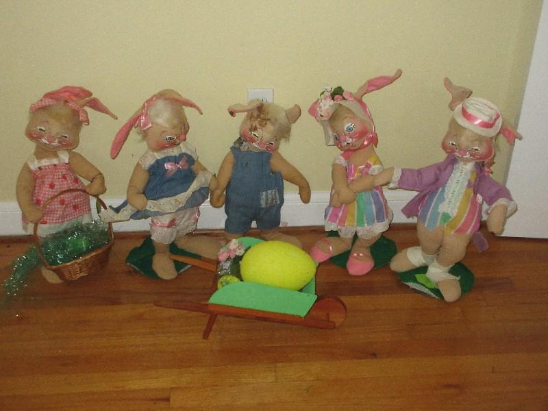 Collection Annalee Mobilitee Dolls Easter Bunny Parade, Bashful Bunny, Easter Egg Hunt