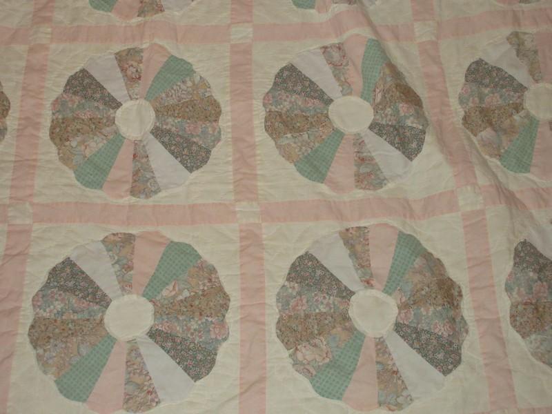 American Pacific Ent. Applique Dresden Plate Tradition Pattern Quilt. Approx 83" x 94"