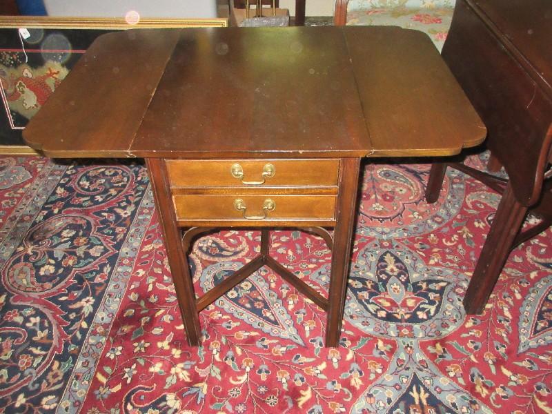 Henkel-Harris Co. Virginia Galleries Collection Mahogany Chippendale Style Dropleaf End Table