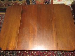 Henkel-Harris Co. Virginia Galleries Collection Mahogany Chippendale Style Dropleaf End Table