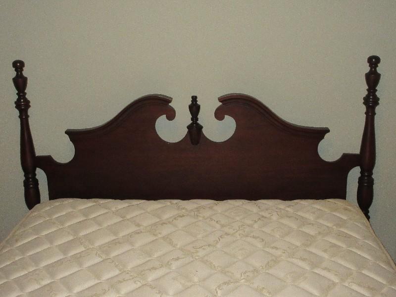 Traditional Mahogany Pediment Finial Low-Four Poster Full Size Bed w/Wooden Side Boards &