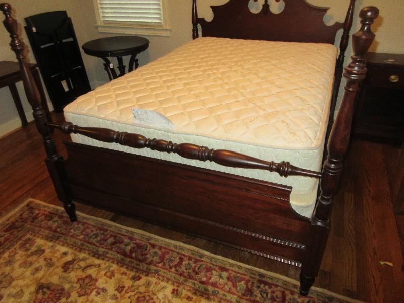 Traditional Mahogany Pediment Finial Low-Four Poster Full Size Bed w/Wooden Side Boards &
