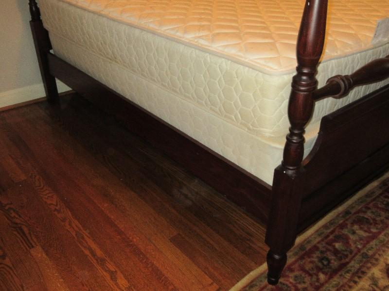 Traditional Mahogany Pediment Finial Low-Four Poster Full Size Bed w/Wooden Side Boards &