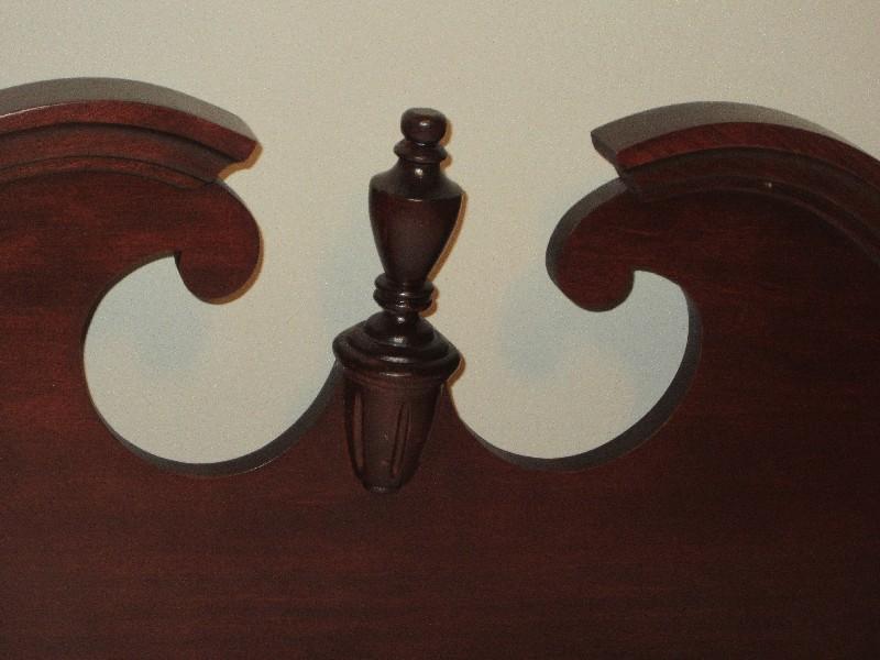 Traditional Mahogany Pediment Finial Low-Four Poster Full Size Bed w/Wooden Side Boards &