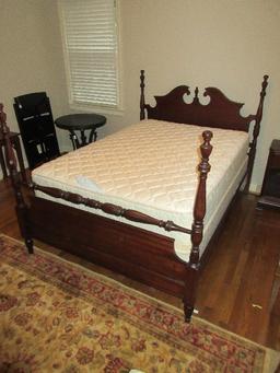 Traditional Mahogany Pediment Finial Low-Four Poster Full Size Bed w/Wooden Side Boards &