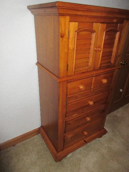 Knotty Pine Early American Style Lingerie Chest Double Shutter Panel Doors 4 Base Drawers w/